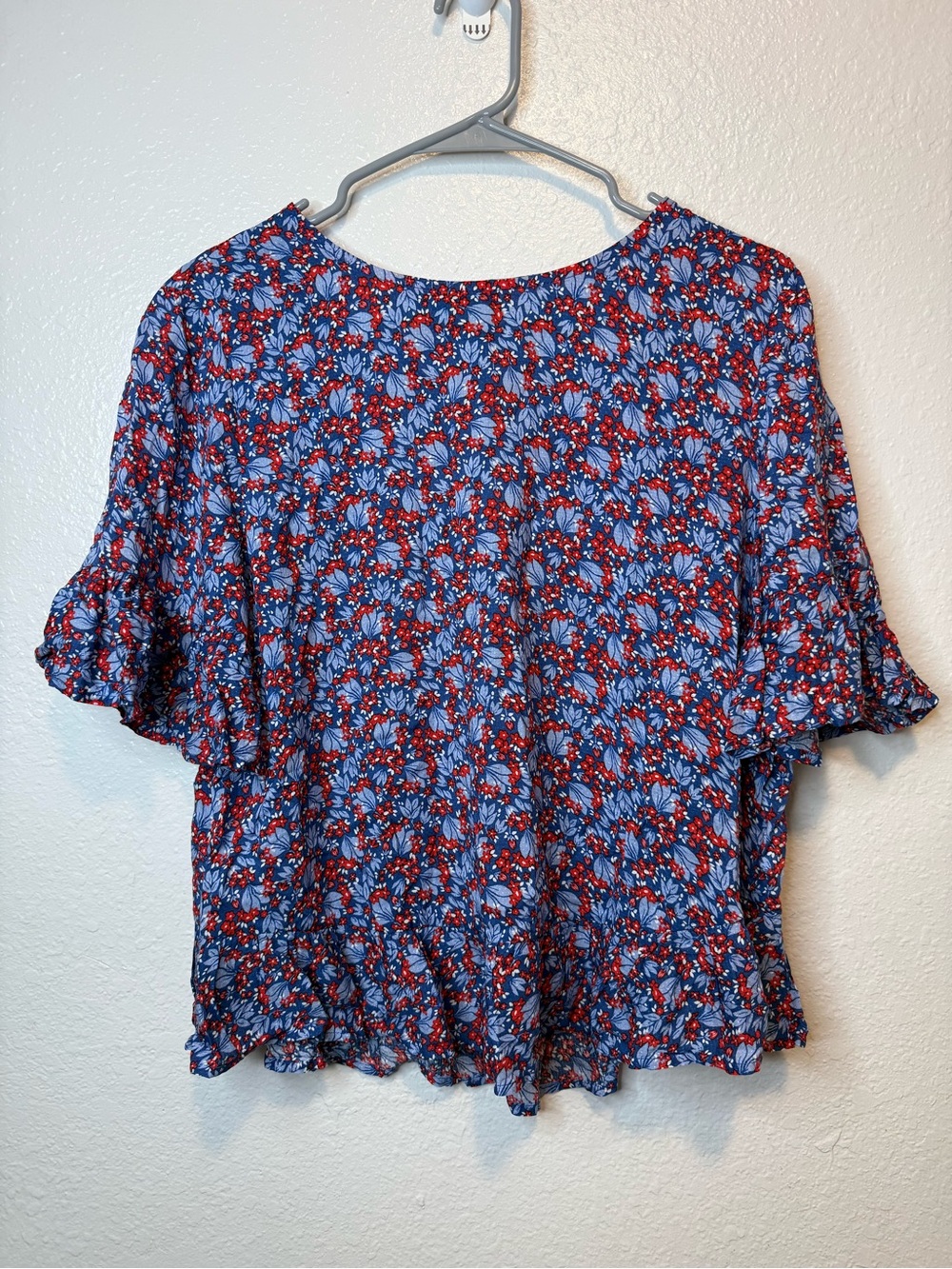 W5 Blue and Red Floral Flutter Sleeve Top Ruffle Hem Size Medium Cottagecore New
